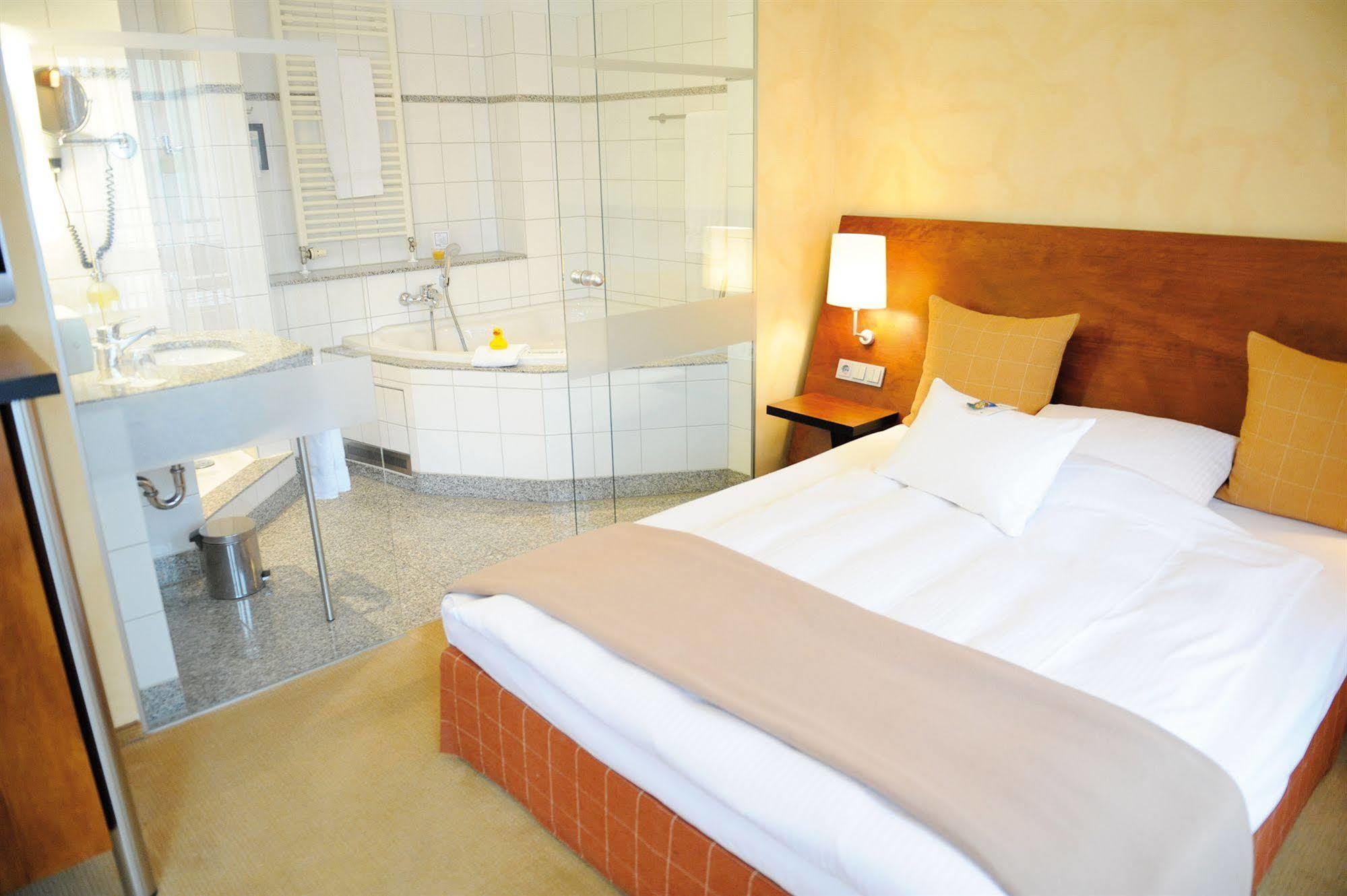 Wellings Romantik Hotel Zur Linde โมเออร์ส ภายนอก รูปภาพ