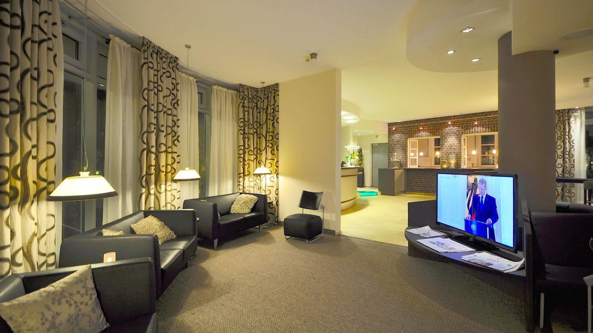 Wellings Romantik Hotel Zur Linde โมเออร์ส ภายนอก รูปภาพ