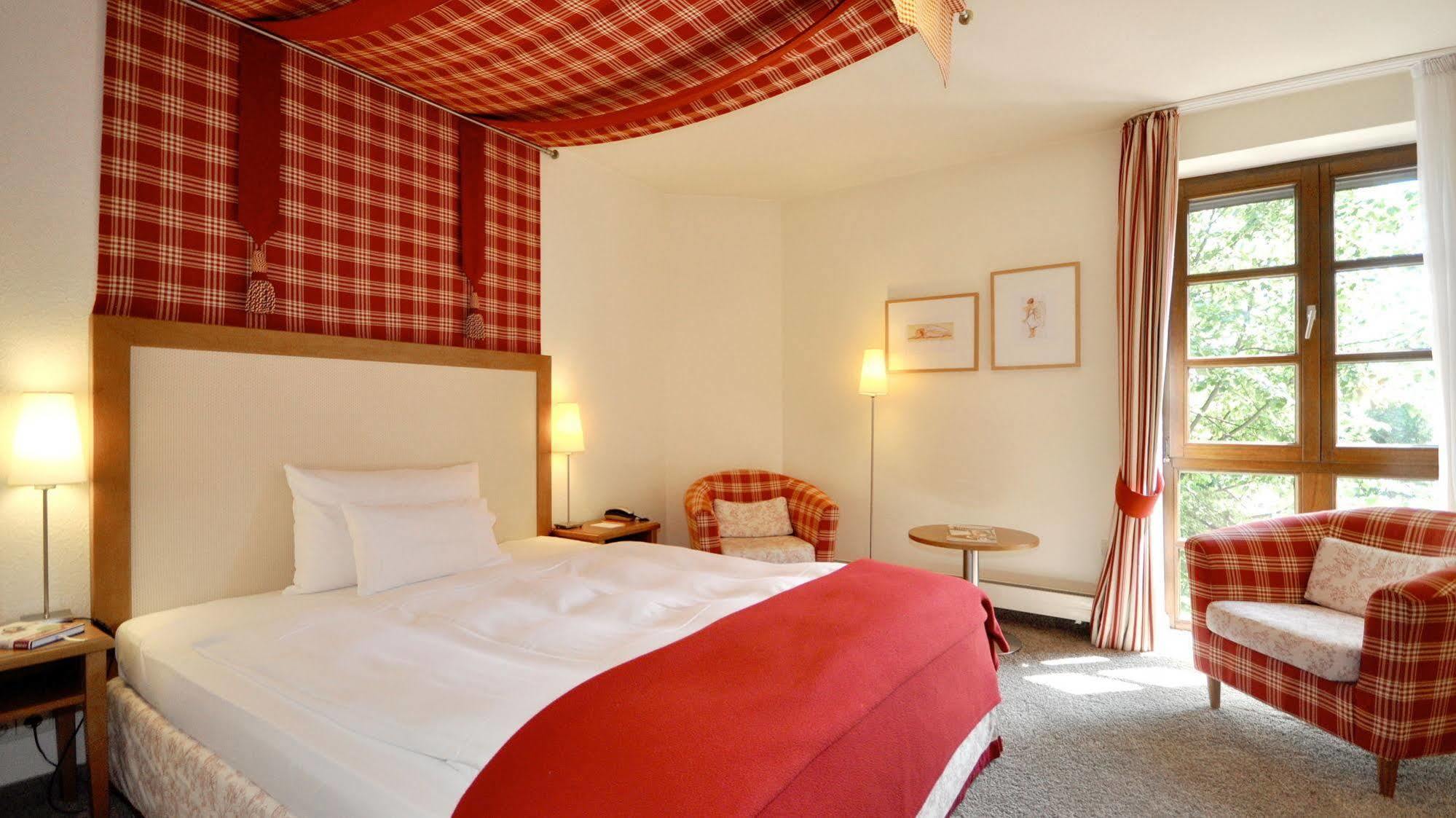 Wellings Romantik Hotel Zur Linde โมเออร์ส ภายนอก รูปภาพ